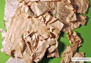 Beschädigte und fragmentierte Schriftgüter  vor ihrer Digitalisierung und anschliessenden Rekonstruktion © MusterFabrik Berlin