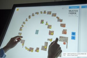 Interaktives Handling von digitalisierten Objekten visualisiert an einem Touchscreen (Fragmente: Gottfried Wilhelm Leibniz Bibliothek) © MusterFabrik Berlin