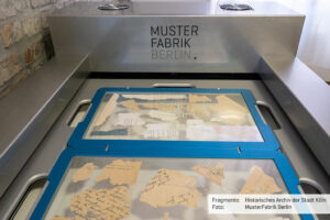 Bestandsschonende beidseitige Erfassung des Scanguts durch Verwendung transparenter Objektträger für 2-D-Scansysteme © MusterFabrik Berlin 